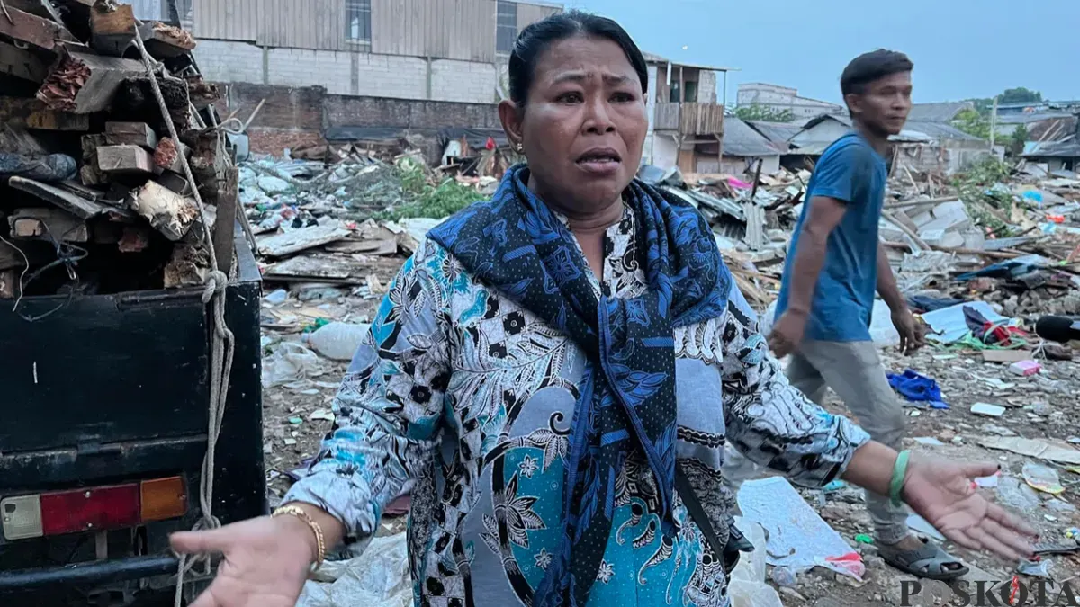 Lusi, salah satu warga Kampung Bilik, Kalideres, Jakarta Barat, yang berjuang agar rumah mereka tidak digusur untuk pembangunan makam baru, Selasa, 7 April 2026. (Sumber: Poskota/Pandi Ramedhan)