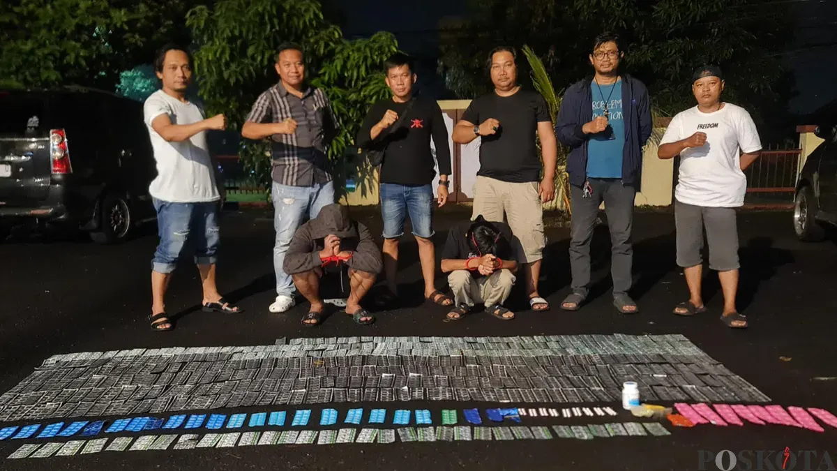 Polisi menangkap dua pelaku kurir dan bandar obat daftar G dengan barang bukti ribuan butir pil. (Sumber: Poskota/Angga Pahlevi)