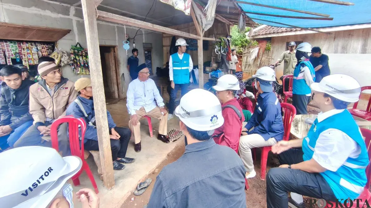 Petugas PLN UP3 Cimahi dan Dirjen Ketenagalistrikan di Kampung Bojong Jambu, Desa Cilangari, Kecamatan Gunung Halu, Kabupaten Bandung Barat, Selasa, 7 April 2026. (Sumber: Poskota/Gatot Poedji Utomo)