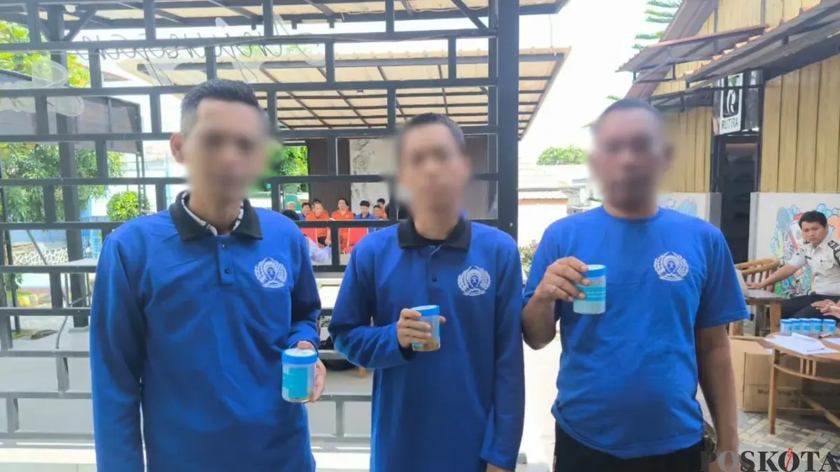 Warga binaan Rutan Kelas I Tangerang menjalani tes urine dalam rangka peringatan Hari Bakti Pemasyarakatan ke-62 tahun. (Sumber: Poskota/Veronica Prasetio)