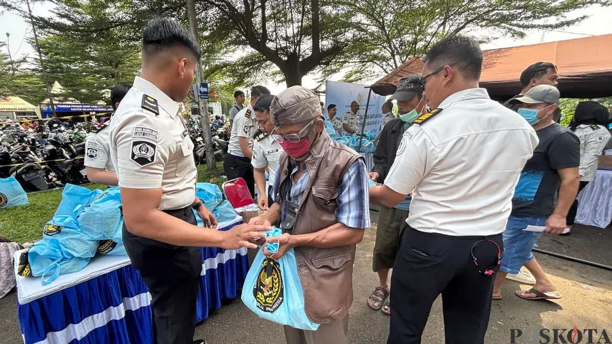 Warga diberi bantuan sosial dalam acara Hari Bakti Permasyarakatan ke-62 di Kecamatan Cibinong, Kabupaten Bogor, Rabu, 8 April 2026. (Sumber: Poskota/Giffar Rivana)