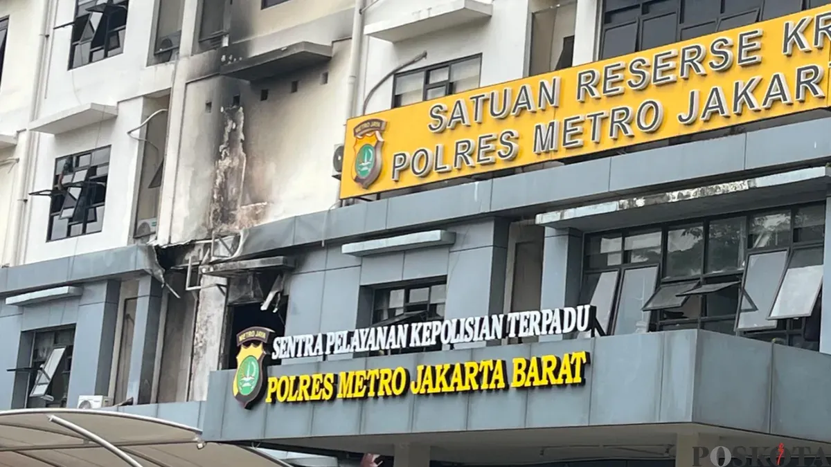 Kebakaran melahap salah satu ruangan yang berada di lantai dua gedung Polres Metro Jakarta Barat, Rabu, 8 April 2026. (Sumber: Poskota/Pandi Ramedhan)