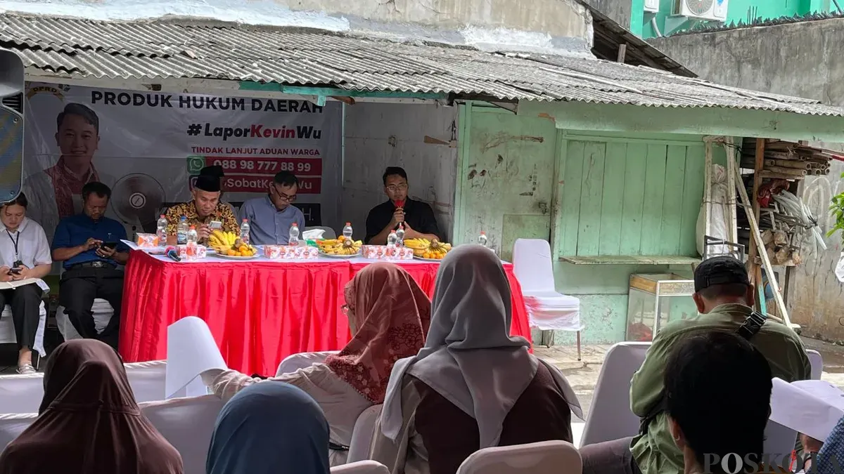 Kegiatan Sosialisasi Perda (Sosper) Nomor 8 Tahun 2007 tentang Ketertiban Umum di wilayah Kedoya Selatan, Kebon Jeruk, Jakarta Barat, pada Senin, 6 April 2026. (Sumber: Poskota/Pandi Ramedhan)
