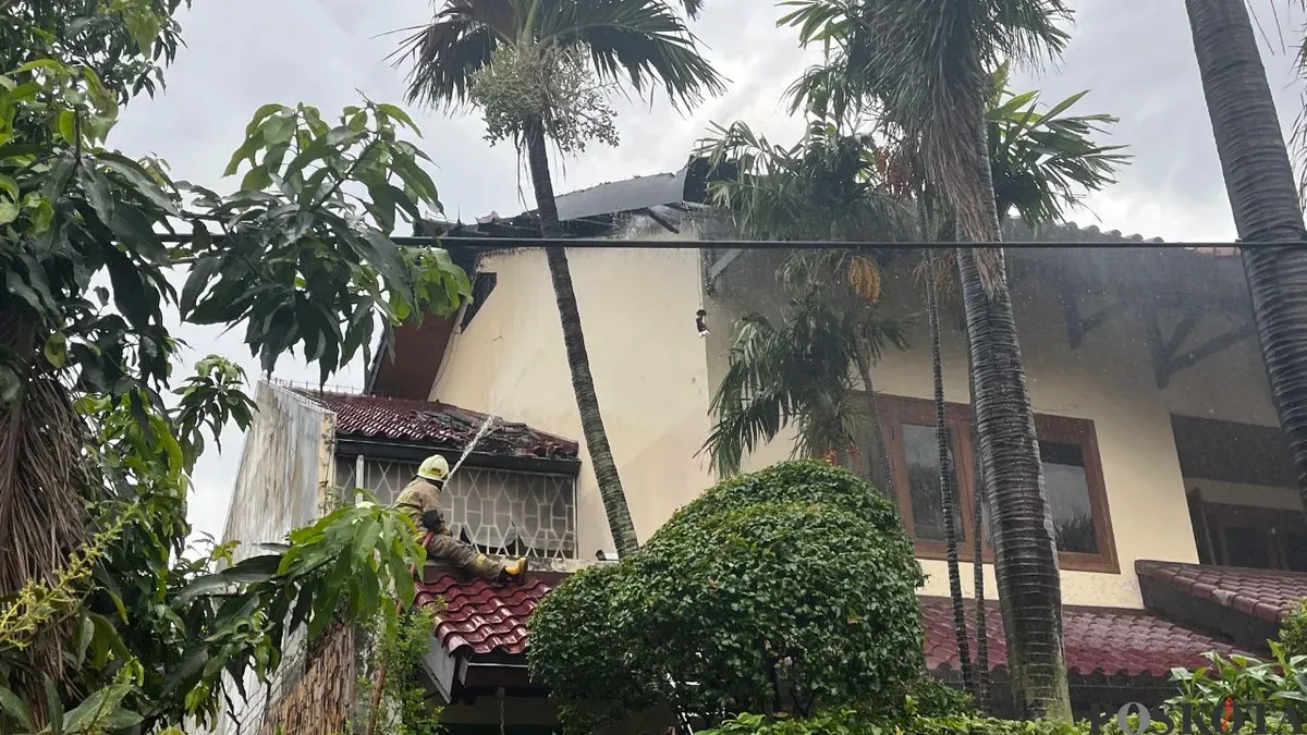Kebakaran melahap rumah mewah di Jalan Kemanggisan Utama, Kemanggisan, Palmerah, Jakarta Barat, Rabu, 8 April 2026 sore. (Sumber: Poskota/Pandi Ramedhan)