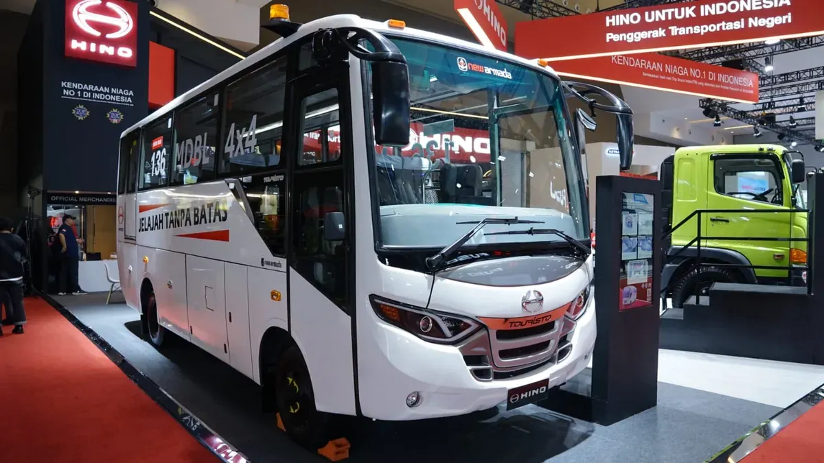 PT Hino Motors Sales Indonesia (HMSI) meluncurkan kendaraan terbaru dengan memperkenalkan Hino Bus 136 MDBL 4x4 pada ajang GIICOMVEC 2026 (Sumber: Hino)