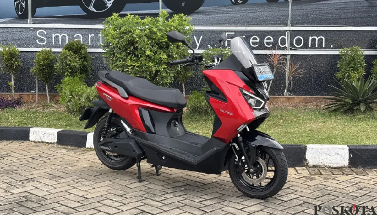 Polytron Fox 350 hadir dengan desain mirip skuter premium, fitur lengkap, jarak tempuh hingga 130 km, dan harga terjangkau mulai Rp15 jutaan dengan skema sewa baterai. (Sumber: Poskota/Aldi Harlanda Irawan)