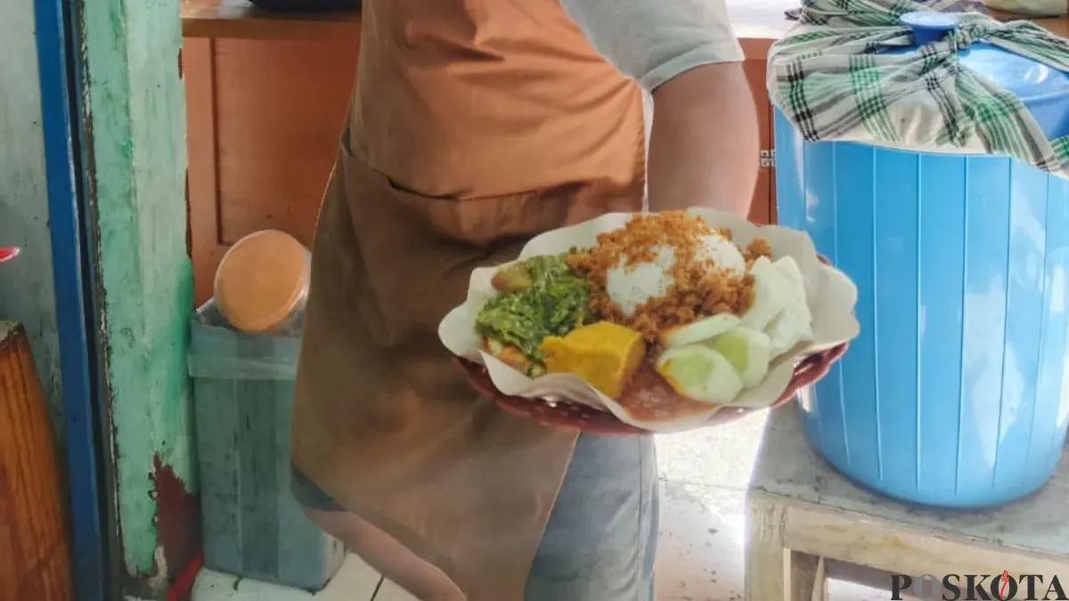 Warung Ayam Penyet Sambel Ijo Kak Mus di depan stasiun Kebayoran Lama, Jakarta Selatan. (Sumber: Poskota/Pandi Ramedhan)
