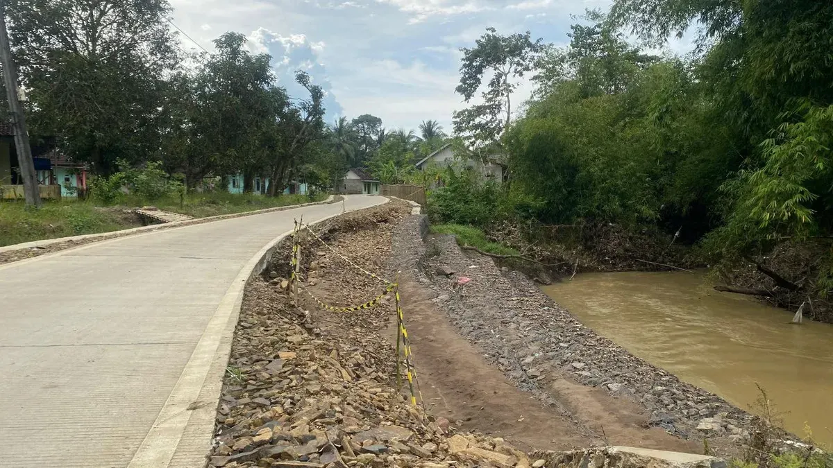 Bangunan bronjong pada jalan Cimoyan di Kecamatan Patia, Pandeglang yang baru selesai dibangun sudah ambles. (Sumber: Istimewa)