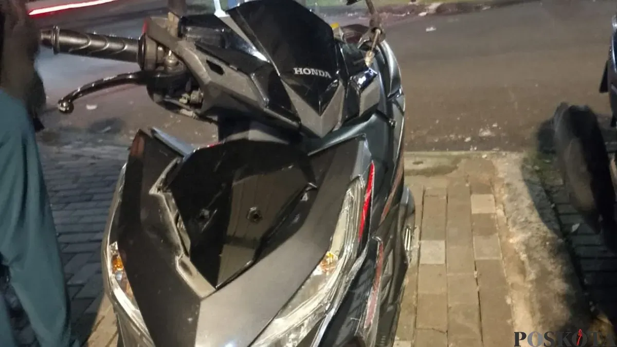 Pengendara sepeda motor berinisial RP tewas usai laka tunggal di Jalan Boulevard Raya, tepatnya di Fly Over Greendlake, Tangerang, Banten, pada Jumat, 10 April 2026. (Sumber: Poskota/Ali Mansur)