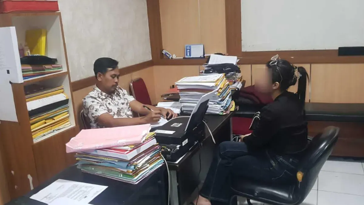 Seorang perempuan dalam video viral menginjak Al-Quran menjalani pemeriksaan di Polres Lebak. (Sumber: Istimewa)