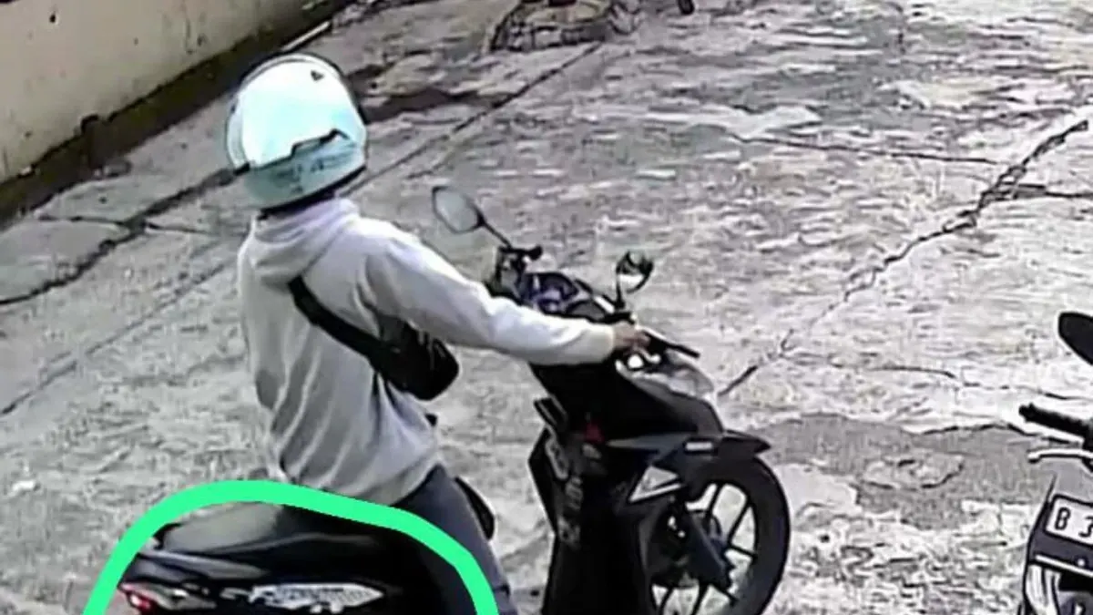Pelaku pencurian helm milik komika Rispo terekam kamera pengawas atau CCTV. (Sumber: Dok. Polsek Jatiuwung)