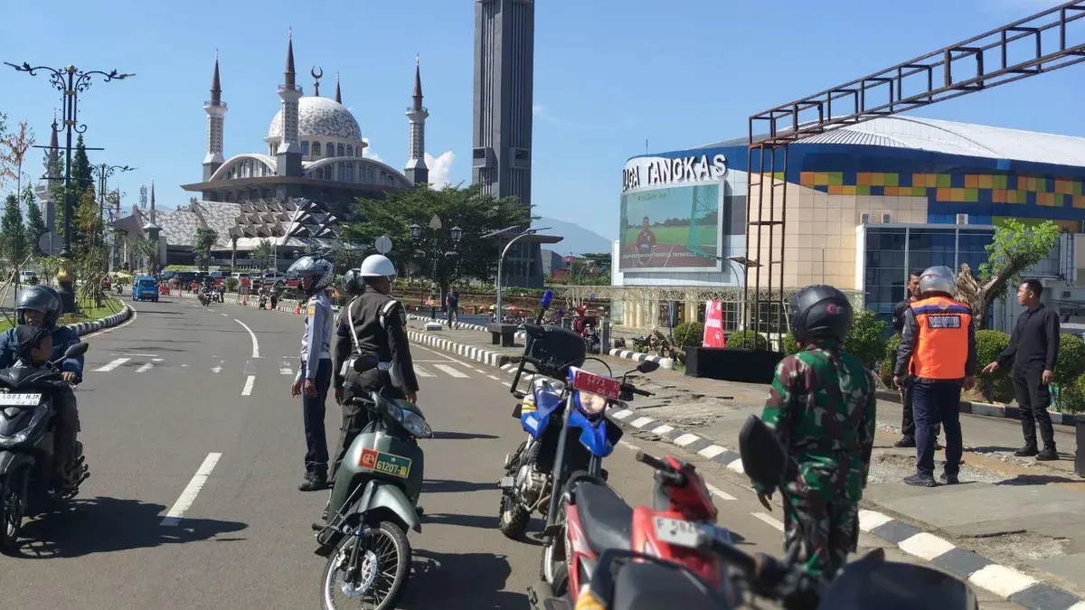 Petugas Dishub Kabupaten Bogor melakukan penertiban parkir liar di kawasan Stadion Pakansari, Cibinong, Minggu, 12 April 2026. (Sumber: Dok. Dishub)