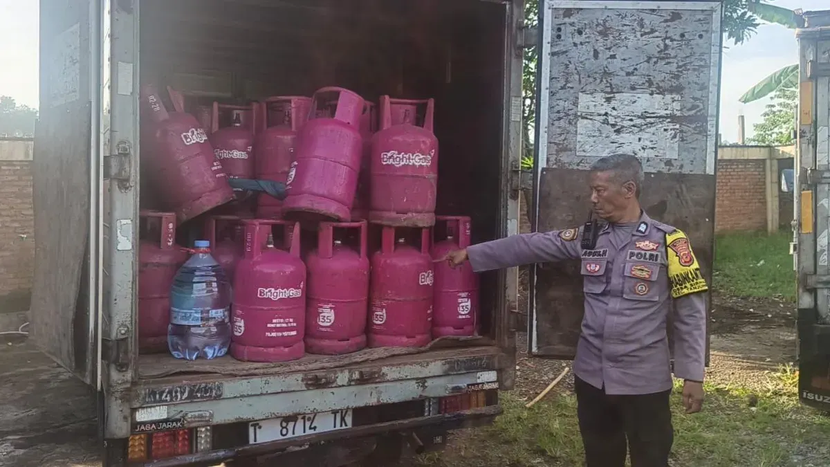 Petugas Polsek Tanjungsari memeriksa mobil box yang berisi ratusan tabung gas 12 kilogram untuk dioplos ke tabung yang lebih kecil di wilayah Desa Tanjungsari, Kabupaten Bogor. (Sumber: Dok. Polsek Tanjungsari)