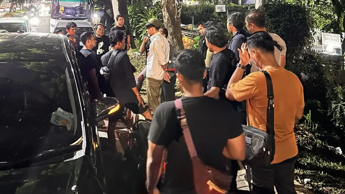 Petugas saat mengamankan pelaku. (Sumber: Istimewa)
