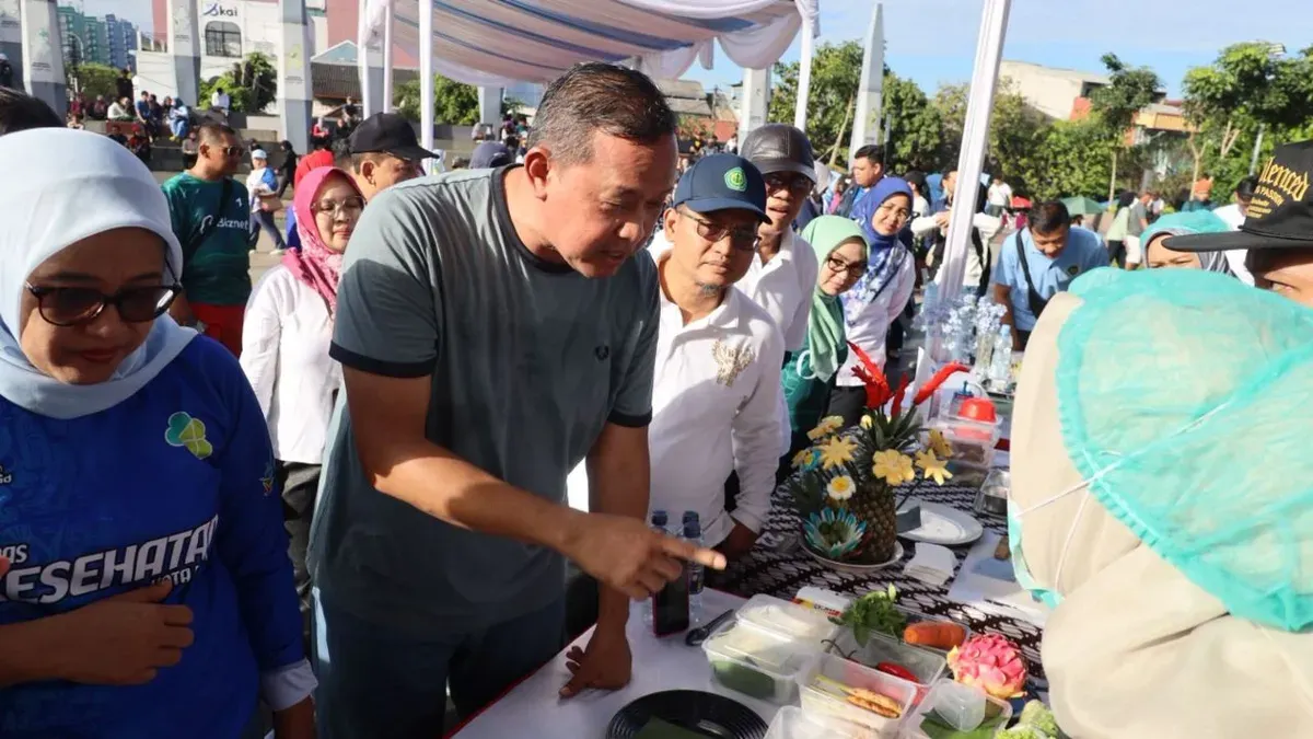 Wali Kota Bekasi, Tri Adhianto meninjau lomba MBG sehat di di Plaza Patriot Chandrabhaga, Minggu, 12 April 2026. (Sumber: Dok. Istimewa)