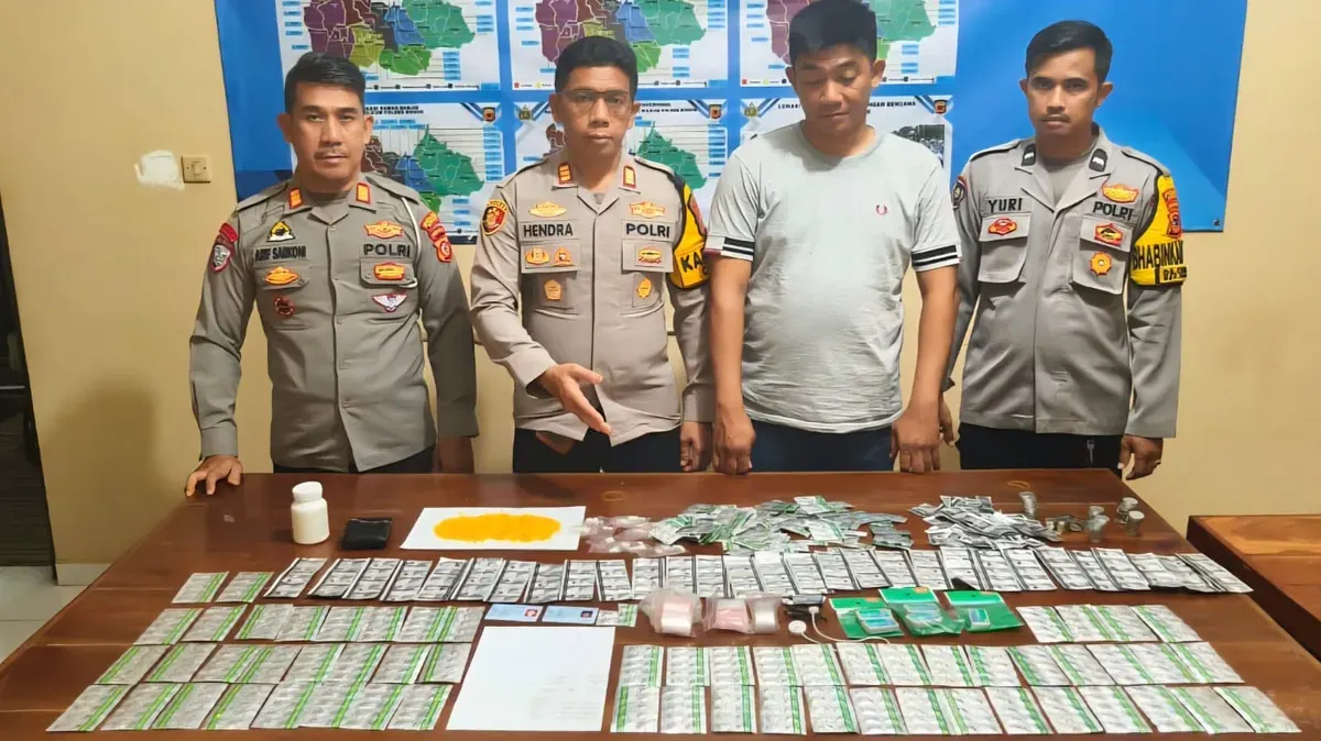 Polisi menyita ribuan obat keras di kawasan Pasar Laladon, Desa Laladon, Kecamatan Ciomas, Kabupaten Bogor. (Sumber: Dok. Polsek Ciomas)