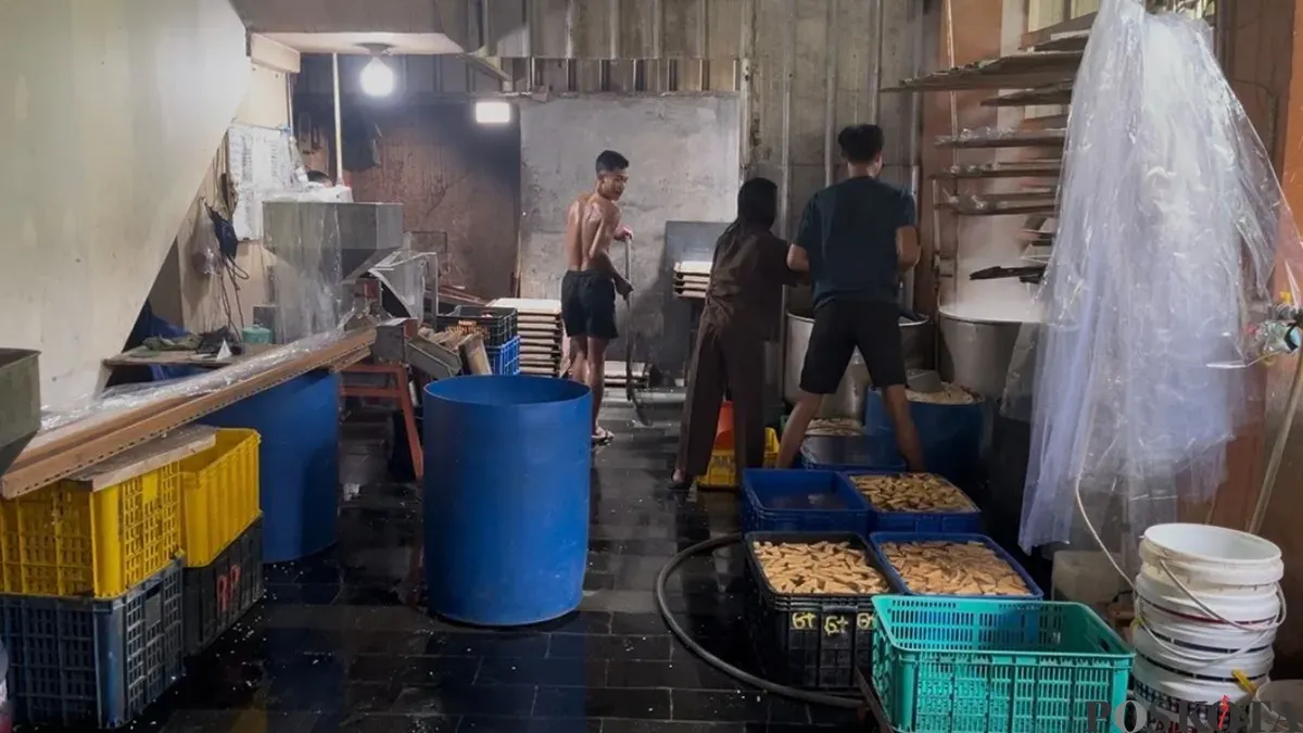 Pekerja sedang memproduksi tahu dan tempe di kawasan Cengkareng, Jakarta Barat, Senin, 13 April 2026. (Sumber: Poskota/Pandi Ramedhan)