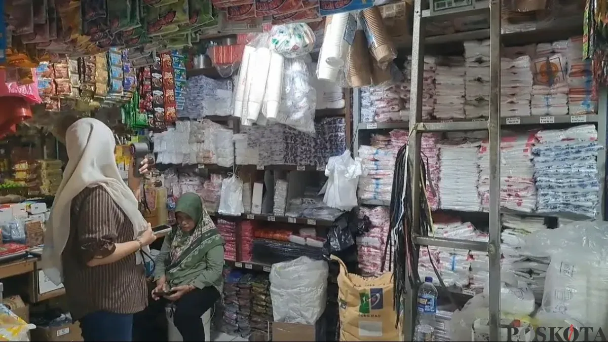 Kondisi salah satu toko plastik di Pasar Curug, Kecamatan Curug, Kabupaten Tangerang. (Sumber: Poskota/Veronica Prasetio)