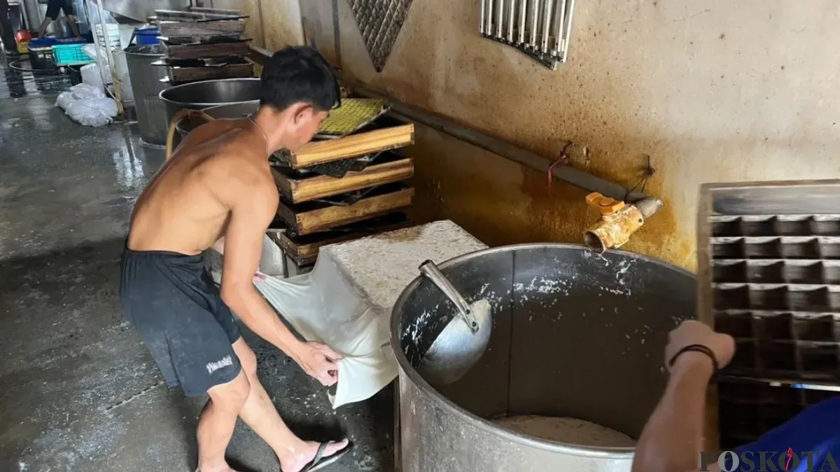 Produksi tahu dan tempe di kawasan Cengkareng, Jakarta Barat, Senin, 13 April 2026. (Sumber: Poskota/Pandi Ramedhan)