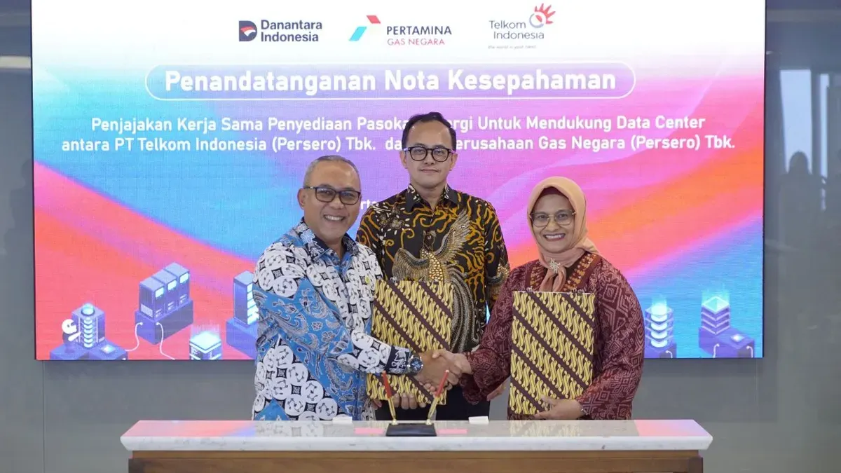 Nota kesepahaman (MoU) Telkom-PGN diteken Dirut Telkom, Dian Siswarini (kanan) dengan Dirut PGH, Arief Kurnia Rusdianto (kiri), disaksikan Bhimo Aryanto (tengah) di Jakarta, Jumat, 10 April 2026. (Sumber: Dok. Telkom)