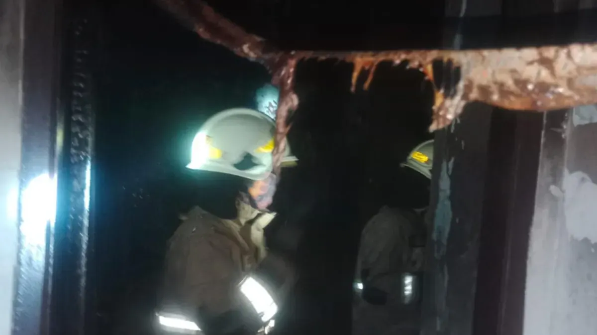 Kebakaran bangunan rumah kontrakan di Jalan Duri Mas Barat Blok C RT 07 RW 10 Kelurahan Duri Kepa Kecamatan Kebon Jeruk Jakarta Barat, Selasa, 14 April 2026. (Sumber: Istimewa)