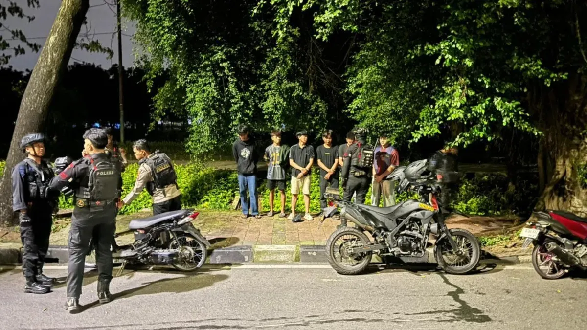Brimob Polda Metro Jaya menangkap tiga pemuda pelaku balap liar di kawasan Jalan Jenderal Polisi Soekanto (Malaka), Duren Sawit, Jakarta Timur, Selasa, 14 April 2026 dini hari. (Sumber: Dok. Polda Metro Jaya)