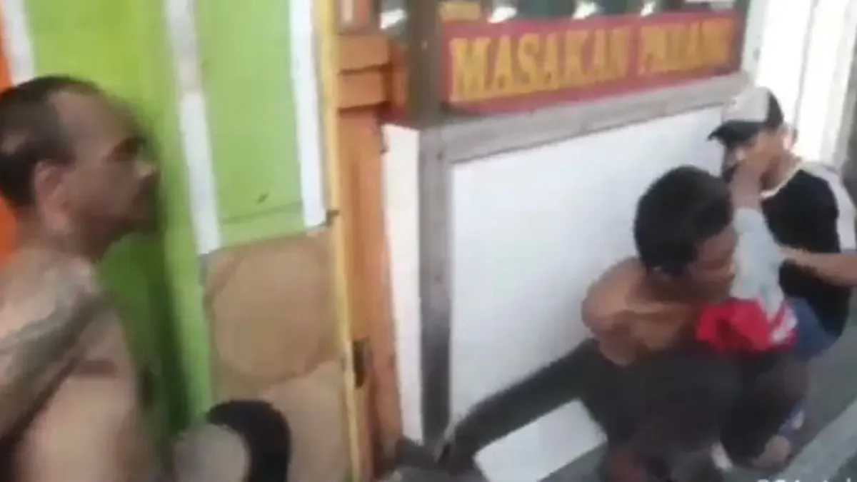 Pelaku curanmor di Cengkareng Jakarta Barat babak belur dihajar warga usai aksinya kepegok, Selasa, 14 April 2026. (Sumber: Istimewa)