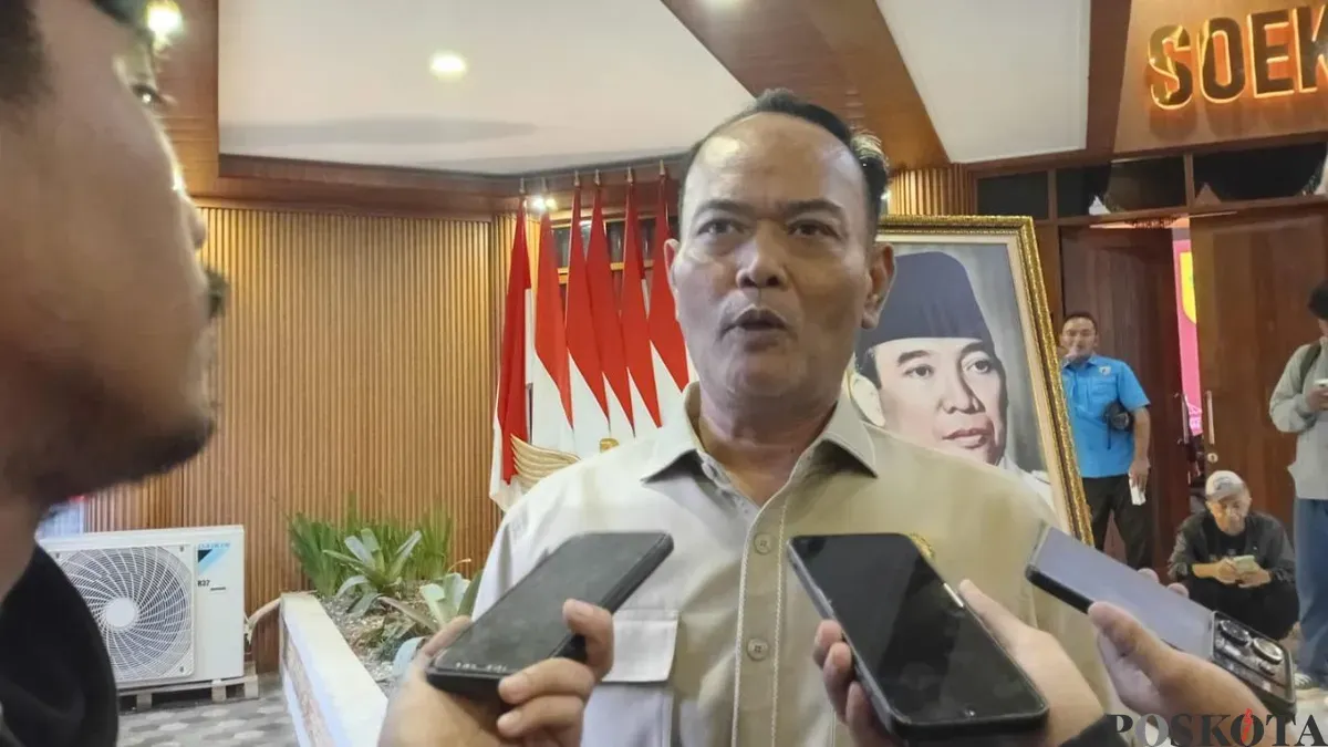 Kepala Kemenag Kabupaten Bogor, Raden Enjat Mujiat saat melakukan keterangan pers di Cibinong, Selasa 14 April 2026. (Sumber: Poskota/Giffar Rivana)