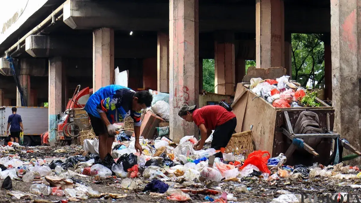 Ilustrasi tumpukan sampah yang menggunung di kolong Tol Wiyoto Wiyono, Tanjung Priok, Jakarta Utara. (Sumber: Poskota/Ahmad Dhiya Fauzan)
