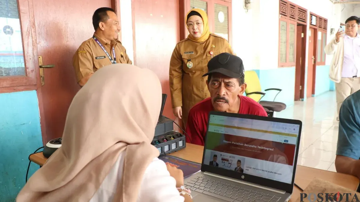 Wakil Bupati Tangerang, Intan Nurul Hikmah saat sidak Pasar Kelapa Dua. (Sumber: Poskota/Veronica Prasetio)
