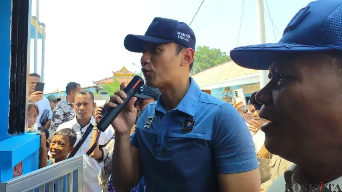 Menko Bidang Infrastruktur dan Pembangunan, AHY meninjau kawasan nelayan di Desa Tanjung Anom, Kecamatan Mauk, Kabupaten Tangerang, Kamis, 16 April 2026. (Sumber: Poskota/Veronica Prasetio)