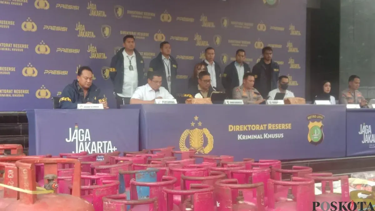 Jumpa pers pengungkapan praktik pengoplosan gas LPG subsidi di Polda Metro Jaya, Jakarta Selatan, Kamis, 16 April 2026. (Sumber: Poskota/Ali Mansur)