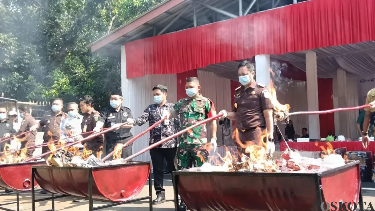 Pemusnahan barang bukti di Kejaksaan Negeri Kabupaten Tangerang. (Sumber: Poskota/Veronica Prasetio)