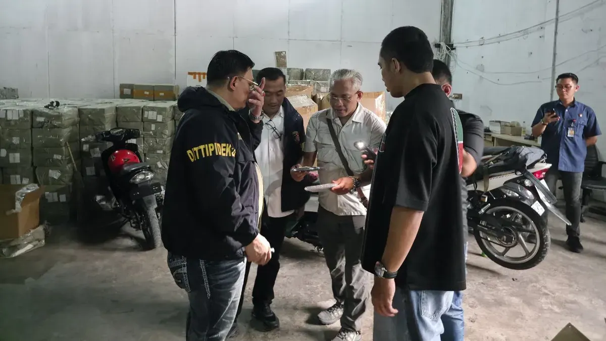 Badan Reserse Kriminal (Bareskrim) Polri melakukan penggeledahan terhadap lima gudang barang impor ilegal di wilayah Jakarta, pada Rabu, 15 April 2026. (Sumber: Dok. Bareskrim Polri)