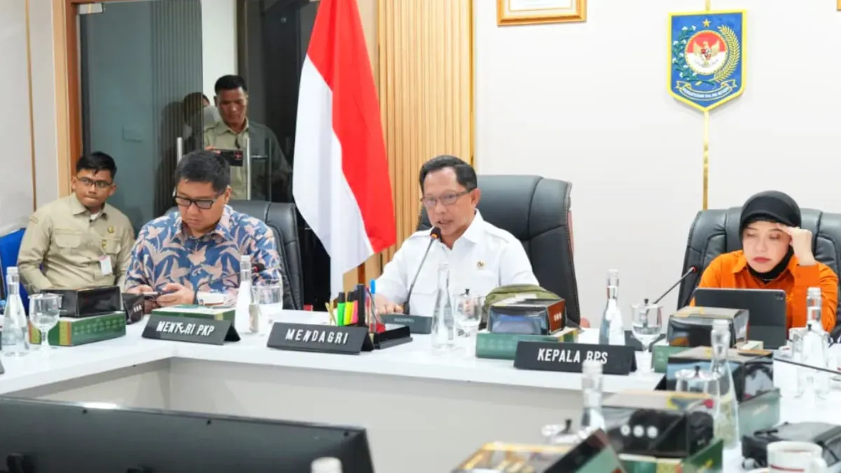 Menteri Dalam Negeri, Tito Karnavian saat memimpin Rapat Koordinasi Pendataan Huntap di Sekretariat Posko Satgas PRR, Kantor Pusat Kementerian Dalam Negeri (Kemendagri), Jakarta, Rabu, 15 April 2026. (Sumber: Istimewa)