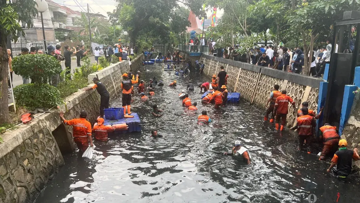 Petugas PPSU memburu ikan sapu-sapu di aliran kali RW 06, Janur Elok VI Blok QD9, Kelapa Gading, Jakarta Utara, Jumat, 17 April 2026. (Sumber: Poskota/M. Tegar Jihad)