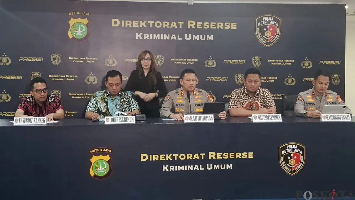 Polda Metro Jaya menggelar jumpa pers status tersangka Rismon Hasiholan Sianipar dalam kasus tudingan ijazah palsu milik Presiden ke-7 RI, Jokowi, Jumat, 17 April 2026. (Sumber: Poskota/Ali Mansur)