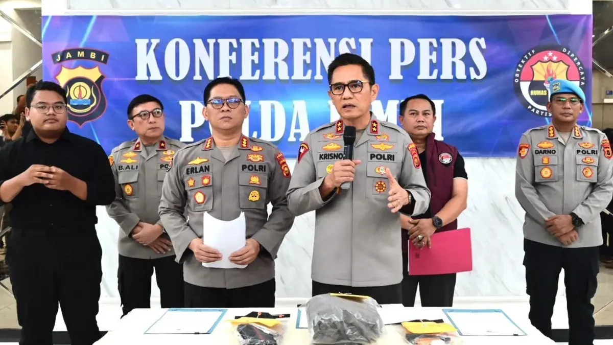 Tim Opsnal Subdit II Direktorat Reserse Narkoba Polda Jambi menangkap buronan kasus peredaran narkotika, M Alung Ramadhan. (Sumber: Polda Jambi)