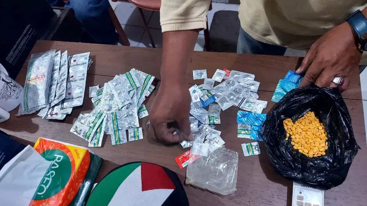 Polres Metro Jakarta Pusat membongkar dugaan penjualan obat-obatan terlarang yang disamarkan sebagai toko ikan hias di kawasan Jalan Abdul Muis, Petojo Selatan, Gambir, Jakarta Pusat, Kamis, 16 April 2026. (Sumber: Dok. Polres Metro Jakarta Pusat)