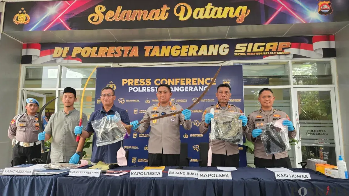 Kapolresta Tangerang, Kombes Pol Andi Muhammad Indra Waspada dan jajaran saat memperlihatkan barang bukti pada konferensi pers kasus penemuan mayat pelajar. (Sumber: Poskota/Veronica Prasetio)