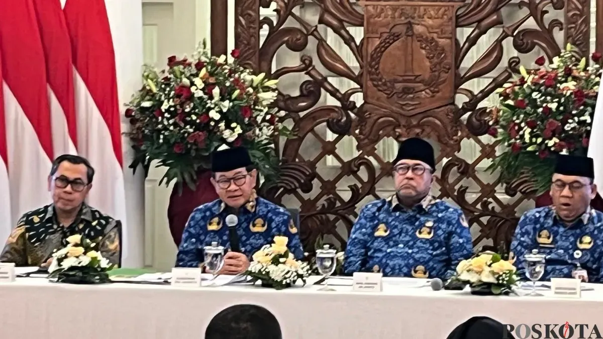 Gubernur Jakarta Pramono Anung saat konfrensi pers Realisasi APBD Triwulan I Tahun Anggaran 2026 di Balai Kota DKI Jakarta, Jumat, 17 April 2026. (Sumber: Poskota/M Tegar Jihad)