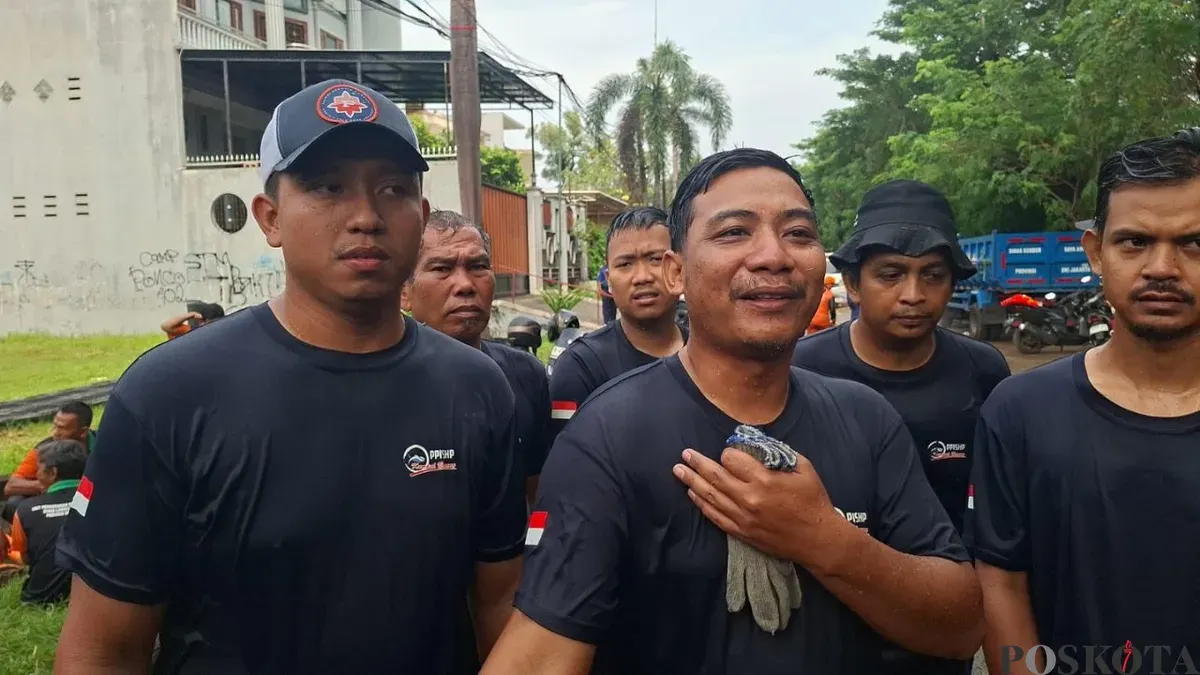 Pusat Produksi Inspeksi dan Sertifikasi Hasil Perikanan (PPISHP) Balai Benih Ikan Kalideres, Jakarta Barat, saat menangkap ikan sapu-sapu di Kali TSI, Cengkareng, Jakarta Barat, Jumat, 17 April 2026. (Sumber: Poskota/Pandi Ramedhan)