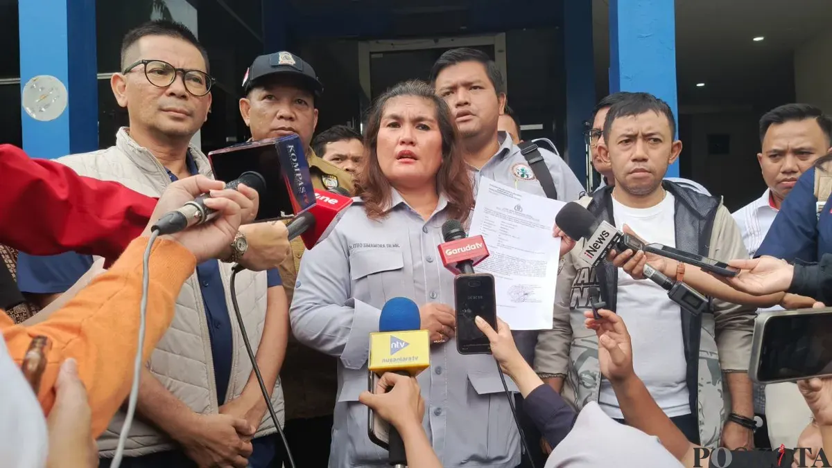 LBH Tani Nusantara melaporkan Feri Amsari ke Polda Metro Jaya terkait dugaan penyebaran hoaks swasembada pangan ke Polda Metro Jaya, Jakarta Selatan, Jumat, 17 April 2026. (Sumber: Poskota/Ali Mansur)