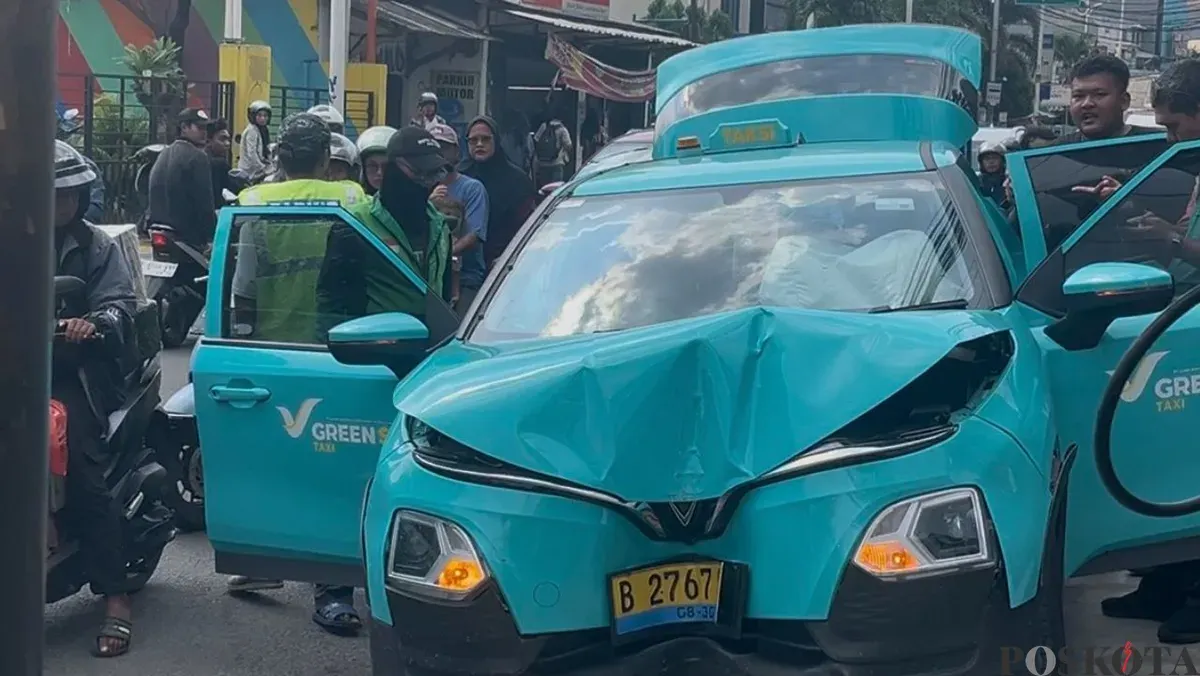 Mobil taksi listrik hijau Green SM mengalami kecelakaan di Jalan Kemanggisan Raya, Palmerah, Jakarta Barat, Jumat, 17 April 2026. (Sumber: Poskota/Pandi Ramedhan)