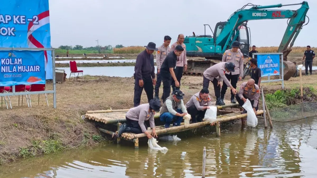 Penebaran benih ikan di Muara Gembong, Kabupaten Bekasi, untuk suplai bahan SPPG Polda Metro Jaya, Sabtu, 18 April 2025. (Sumber: Dok. Polda Metro Jaya)