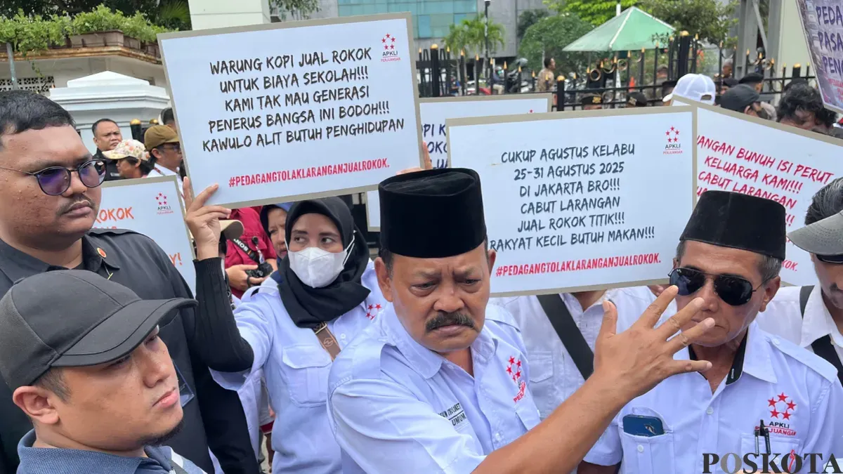 Ketua Umum APKLI, Ali Mahsun (tengah) di gedung DPRD DKI Jakarta. (Sumber: Poskota/Pandi Ramedhan)