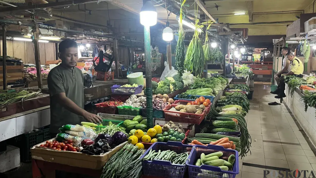 Pedagang trasidisional sedang merapihkan dagangan di Pasar Kopro, Grogol Petamburan, Jakarta Barat, Minggu, 19 April 2026. (Sumber: Poskota/ Pandi Ramedhan)