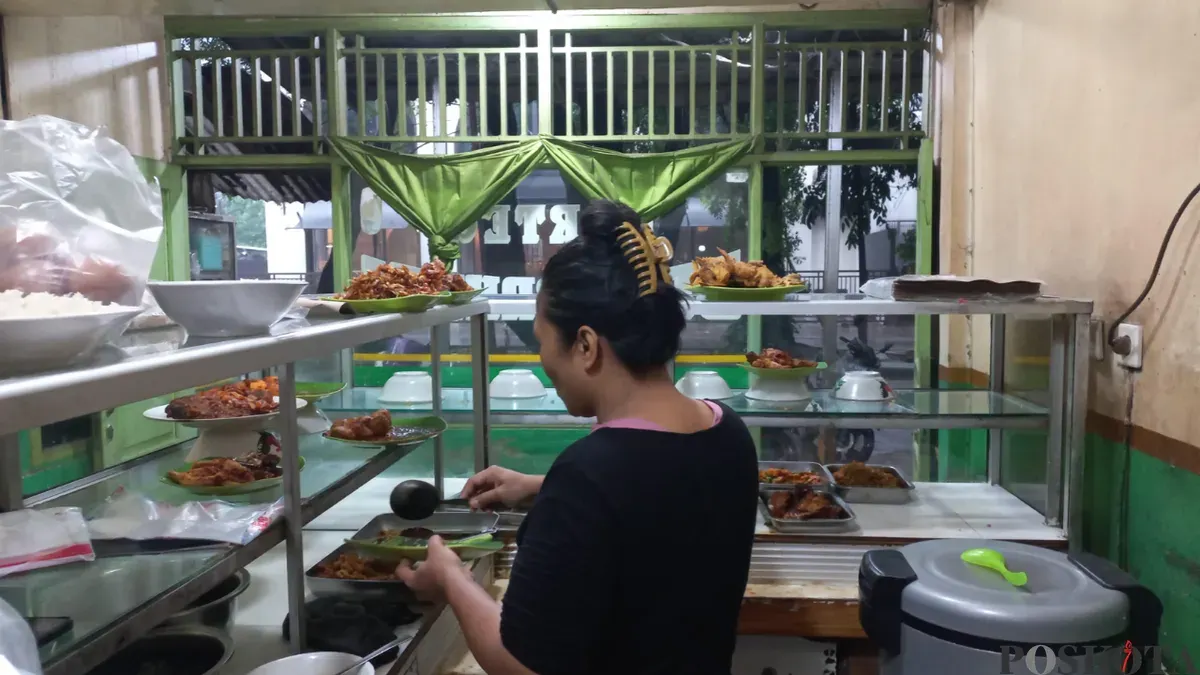 Pedagang warteg khawatirkan kenaikan harga bahan pokok ditengah kenaikan harga BBM non subsidi, Minggu, 19 April 2026. (Sumber: Poskota/Pandi Ramedhan)