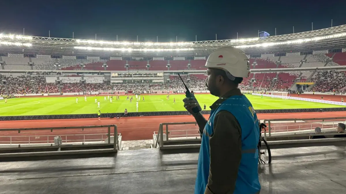 Petugas PLN bersiaga dan memantau jalannya pertandingan di Stadion Utama Gelora Bung Karno. (Sumber: Istimewa)