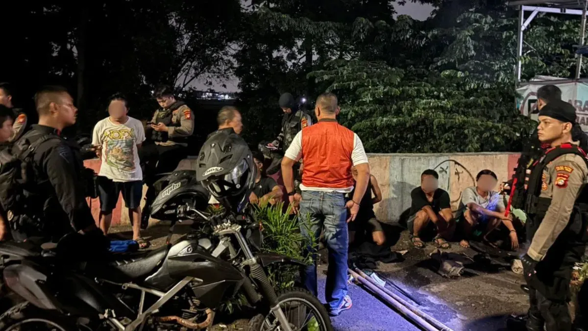 Satuan Brimob Polda Metro Jaya bersama Perintis Polres Metro Jakarta Timur menangkao sekelompok pemuda yang hendak tawuran di kawasan Jalan Kerja Bakti VII, Jakarta Timur, Minggu, 19 April 2026 dini hari. (Sumber: Dok. Polres Metro Jakarta Timur)
